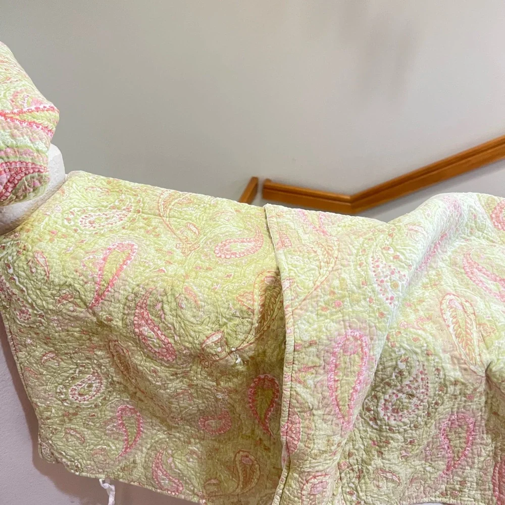 VNTG cotton Green & Pink paisley quilted twin size blanket Set with three sham